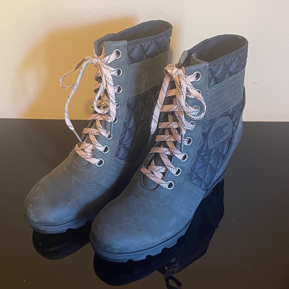 Sorel Black and Gray Quilted Boots size 9